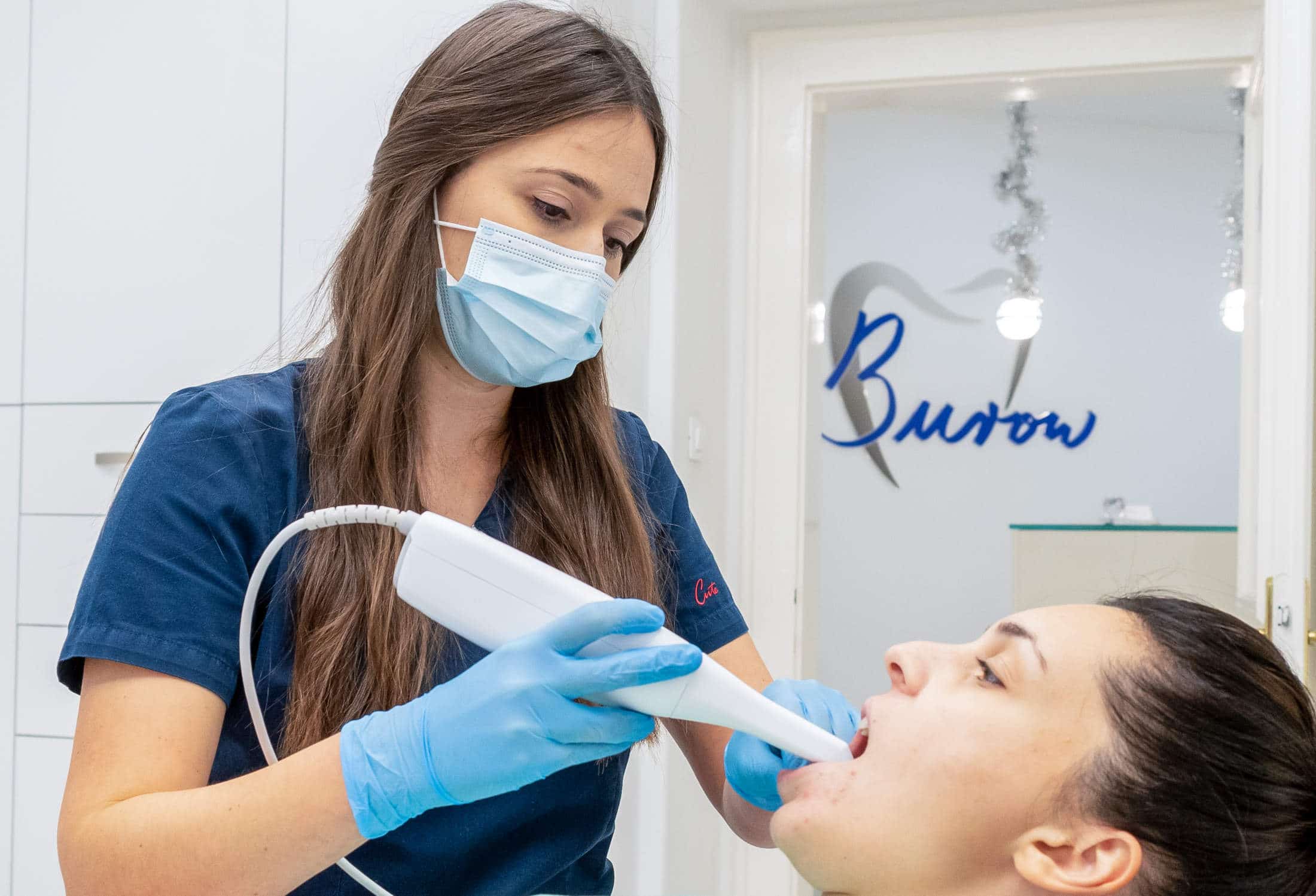 Zubarica skenira pacijentove zube