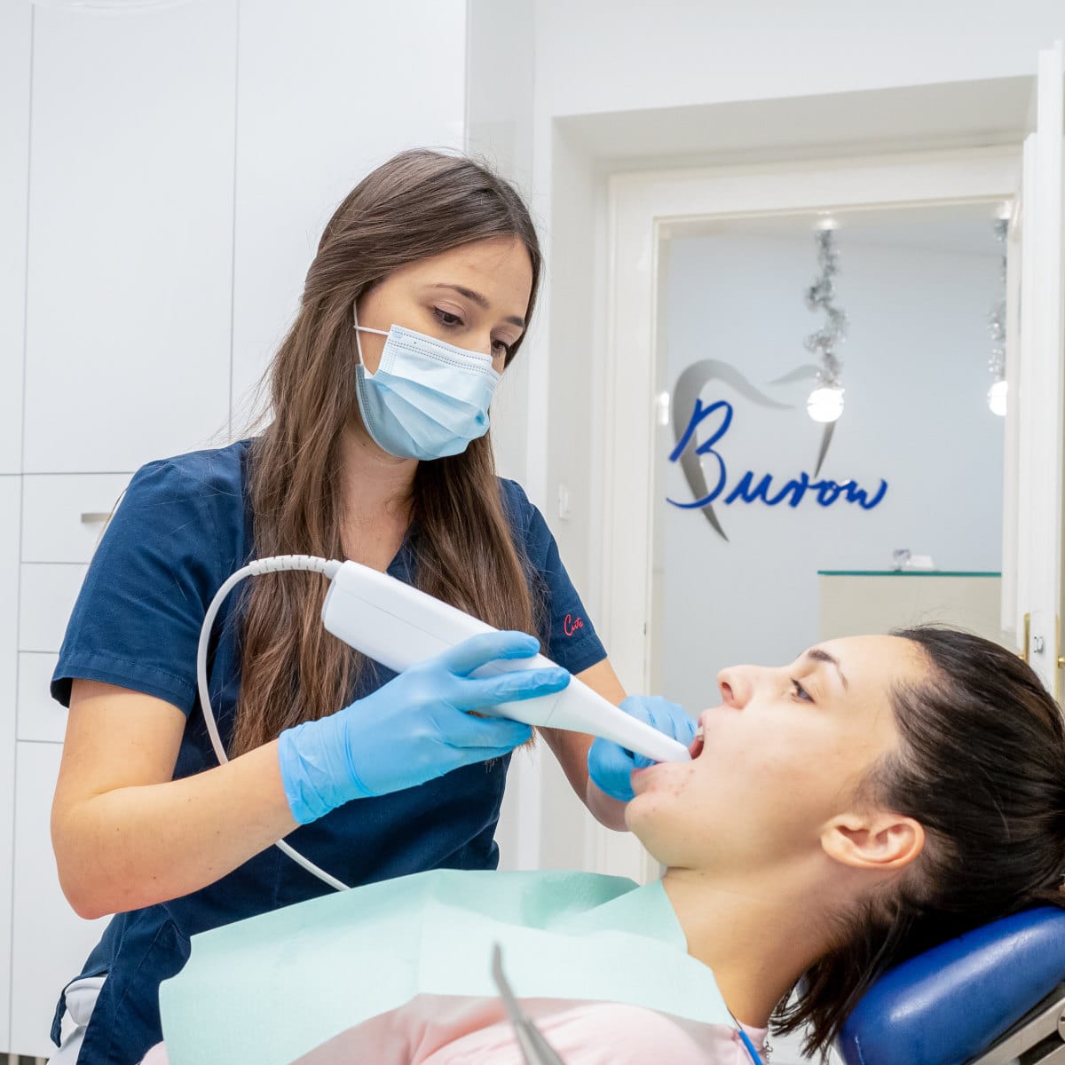 ahnärztin scannt die Zähne einer Patientin